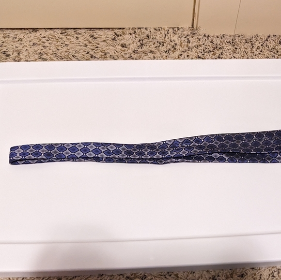 Van Heusen Tie - Picture 3 of 5